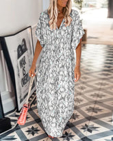 V-ringad modeklänning med tryck och kort ärm